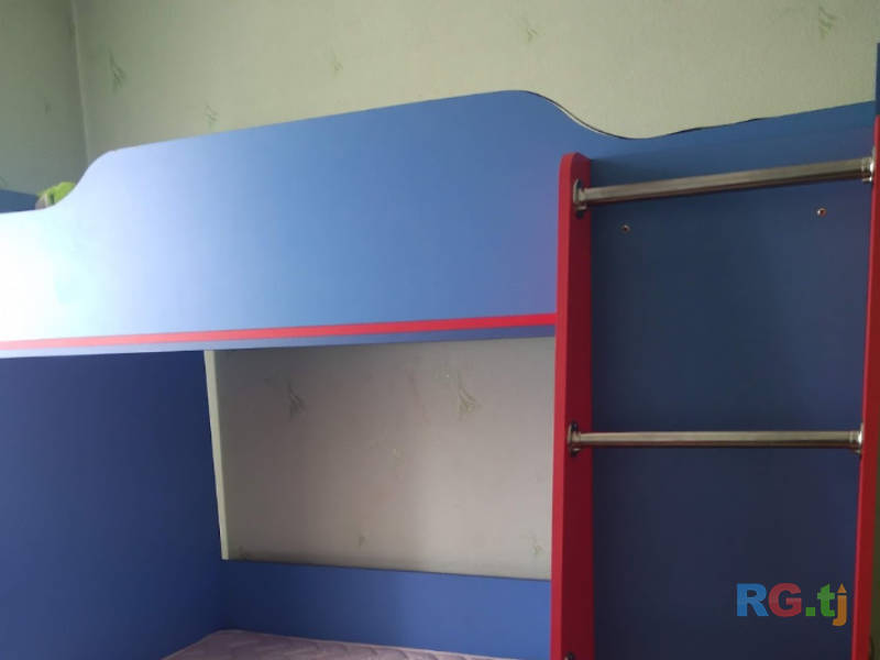 Детская двухъярусная кровать со встроенным шкафом
