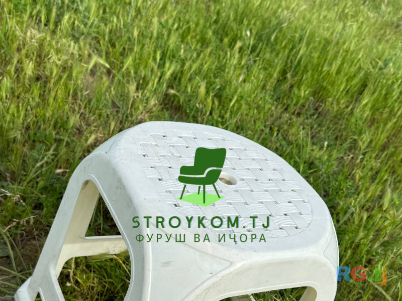 Пластиковая табуретка