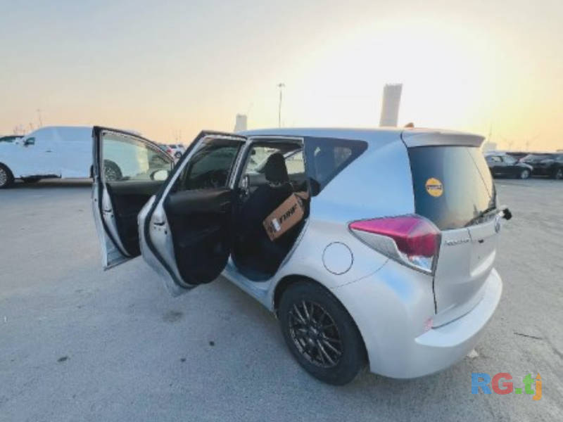 Toyota Ractis 1.3 2015 г.