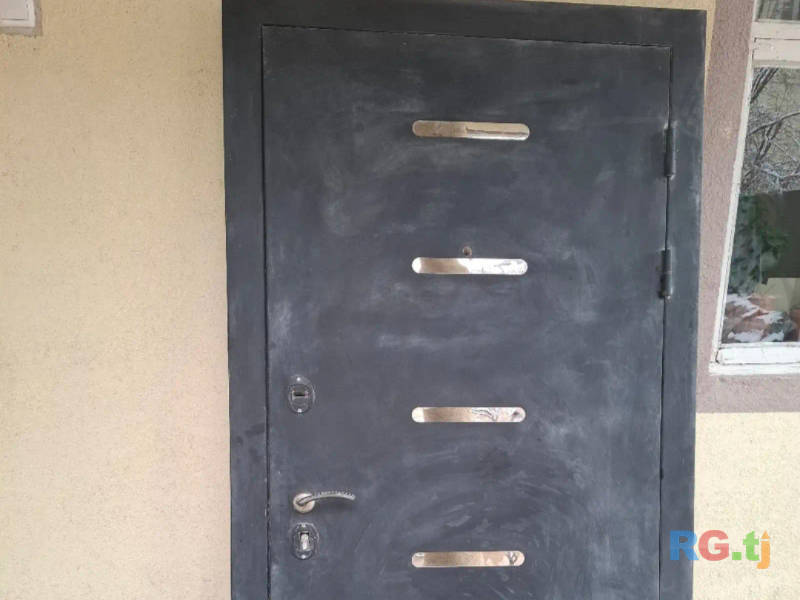 Входная железная дверь.