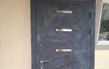 Входная железная дверь.