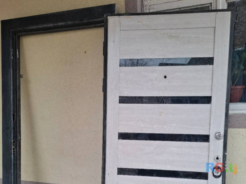 Входная железная дверь.